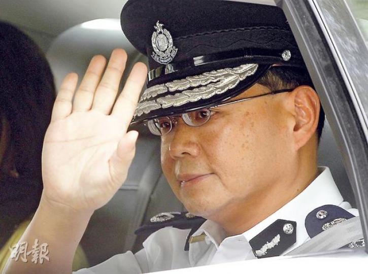 對於警隊獲頒發「最佳公眾形象獎」銀獎惹爭議,警務處長曾偉雄呼籲勿戴「有色眼鏡」,希望社會以「平常心」看待警方得獎。(李紹昌攝) 對於警隊獲頒發「最佳公眾形象獎」銀獎惹爭議,警務處長曾偉雄呼籲勿戴「有色眼鏡」,希望社會以「平常心」看待警方得獎。(李紹昌攝)