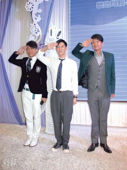 林子博(左起)、張家輝及林嘉華三位皇家香港警察少年訓練學校的舊生,齊齊擺出敬禮動作。(攝影/記者:楊安莉) 林子博(左起)、張家輝及林嘉華三位皇家香港警察少年訓練學校的舊生,齊齊擺出敬禮動作。(攝影/記者:楊安莉)