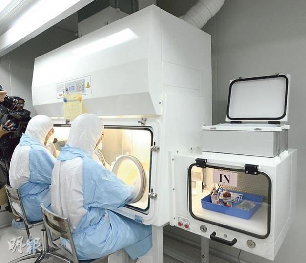 即將於年底前啟用的屯門醫院無菌配藥室,設置「四重分區」以提高空氣質素,其中無菌無塵標準最嚴格的「配藥區」內,藥劑師及配藥員更要穿上雙重的保護袍減少污染。(陳淑安攝) 即將於年底前啟用的屯門醫院無菌配藥室,設置「四重分區」以提高空氣質素,其中無菌無塵標準最嚴格的「配藥區」內,藥劑師及配藥員更要穿上雙重的保護袍減少污染。(陳淑安攝)