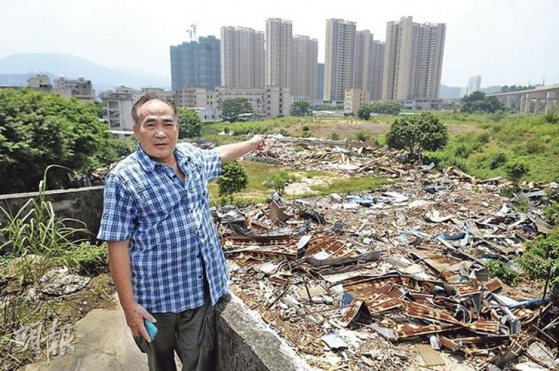 港人在深圳地皮的廠房被強拆,其中一名現年70歲的業主胡先生,為討回公道亦多方奔走,往返派出所、涉事兩村的村委、政府舊城改造辦公室求助,惟最後舊改辦稱「非執法機構」,無法受理投訴。他嘆道:「內地仲衰過菲律賓!」(明報記者攝) 港人在深圳地皮的廠房被強拆,其中一名現年70歲的業主胡先生,為討回公道亦多方奔走,往返派出所、涉事兩村的村委、政府舊城改造辦公室求助,惟最後舊改辦稱「非執法機構」,無法受理投訴。他嘆道:「內地仲衰過菲律賓!」(明報記者攝)