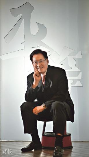 平機會主席周一嶽認為,少數族裔中文雖較本地人弱,但因他們通曉家鄉語言如烏都語,正好可服務本港少數族裔人口,他說會積極爭取當局將中英以外的第三語言,納入個別公務員職系的招聘增值條件。(余俊亮攝) 平機會主席周一嶽認為,少數族裔中文雖較本地人弱,但因他們通曉家鄉語言如烏都語,正好可服務本港少數族裔人口,他說會積極爭取當局將中英以外的第三語言,納入個別公務員職系的招聘增值條件。(余俊亮攝)