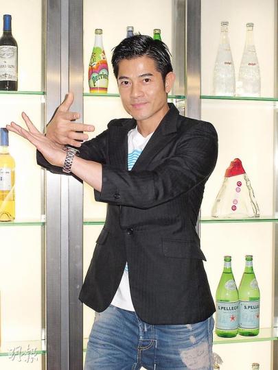 郭富城扮《狂舞派》角色「柒良」耍太極,非常貪玩。(攝影/記者:李潔盈)郭富城自薦客串《狂舞派3》,令導演黃修平(右二)、蔡瀚億(右一)及顏卓靈(左一)受寵若驚。(攝影/記者:李潔盈)《狂舞派》叫好叫座,吸引到梁詠琪捧場。(攝影/記者:李潔盈) 郭富城扮《狂舞派》角色「柒良」耍太極,非常貪玩。(攝影/記者:李潔盈)郭富城自薦客串《狂舞派3》,令導演黃修平(右二)、蔡瀚億(右一)及顏卓靈(左一)受寵若驚。(攝影/記者:李潔盈)《狂舞派》叫好叫座,吸引到梁詠琪捧場。(攝影/記者:李潔盈)