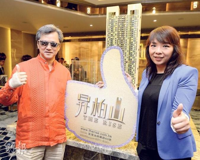 長實大窩口昇柏山開售首個周末沽約219伙,佔已推出單位的73%,長實執行董事趙國雄(左)表示,項目短期內將會加推,價格亦將上調。右為長實高級營業經理封海倫。 (葉家豪攝) 新世界元朗溱柏昨第三輪開售,共涉168伙單位,單日沽出約100伙,連同早前兩輪已售出360伙,項目開售至今累售約460伙,暫為新例後銷量最多的新盤。 (余俊亮攝)睇樓客睇法﹕睇樓客周女士認為,目前樓價頗貴,但美國退市言之尚早,對本港樓市後市仍然看好,樓價難以大跌。(葉家豪攝)睇樓客睇法﹕睇樓客陳太表示,自己居於荃灣區,因聽說同 長實大窩口昇柏山開售首個周末沽約219伙,佔已推出單位的73%,長實執行董事趙國雄(左)表示,項目短期內將會加推,價格亦將上調。右為長實高級營業經理封海倫。 (葉家豪攝) 新世界元朗溱柏昨第三輪開售,共涉168伙單位,單日沽出約100伙,連同早前兩輪已售出360伙,項目開售至今累售約460伙,暫為新例後銷量最多的新盤。 (余俊亮攝)睇樓客睇法﹕睇樓客周女士認為,目前樓價頗貴,但美國退市言之尚早,對本港樓市後市仍然看好,樓價難以大跌。(葉家豪攝)睇樓客睇法﹕睇樓客陳太表示,自己居於荃灣區,因聽說同