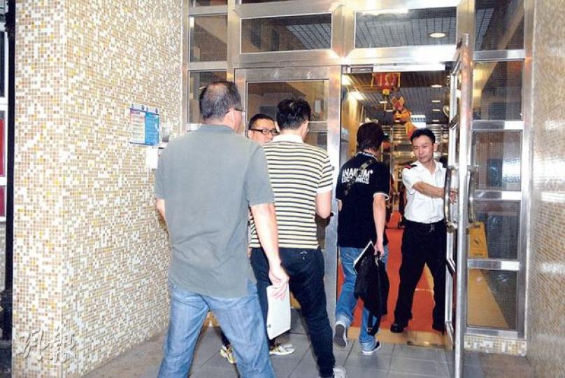 居於將軍澳彩明苑彩貴閣的一名男子疑因感情問題殺死妻子,再在窗邊吊頸亡,大批探員事後到場調查。(伍浦鋒攝) 居於將軍澳彩明苑彩貴閣的一名男子疑因感情問題殺死妻子,再在窗邊吊頸亡,大批探員事後到場調查。(伍浦鋒攝)