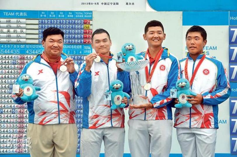 黃煥民(左起)、鄧子鏗、黑純一和楊慕天摘下全運會高爾夫球男團銀牌,是香港高球隊首面綜合運動會獎牌。(李思詠攝)黃煥民(圖)是香港職業球手,他對香港高爾夫球會的命運表示擔心,希望保留球場。(李思詠攝)港隊教練鄧偉俊(圖)深信一面全運獎牌足證香高球水平,希望更多市民支持本港高球運動。(李思詠攝) 黃煥民(左起)、鄧子鏗、黑純一和楊慕天摘下全運會高爾夫球男團銀牌,是香港高球隊首面綜合運動會獎牌。(李思詠攝)黃煥民(圖)是香港職業球手,他對香港高爾夫球會的命運表示擔心,希望保留球場。(李思詠攝)港隊教練鄧偉俊(圖)深信一面全運獎牌足證香高球水平,希望更多市民支持本港高球運動。(李思詠攝)