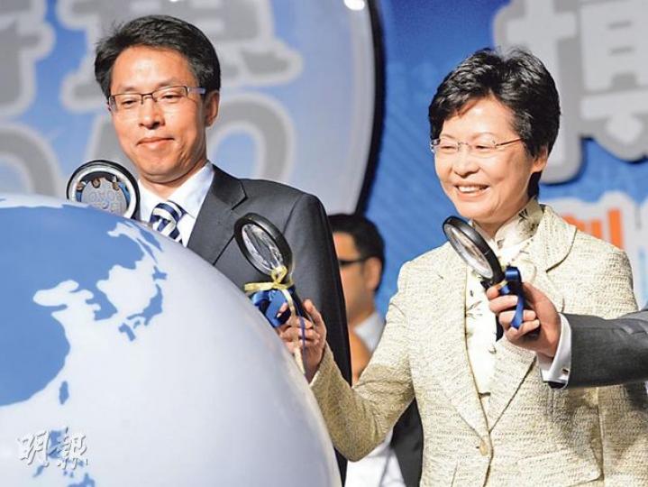 中聯辦主任張曉明(左)同署理特首林鄭月娥(右)噚日同場主持3個活動,朝早去「2013博鰲青年論壇(香港)」開幕禮暨論壇(圖),黃昏連走兩場,先去《文匯報》創刊65周年活動,緊接係光大集團成立30周年活動。(尹錦恩攝) 中聯辦主任張曉明(左)同署理特首林鄭月娥(右)噚日同場主持3個活動,朝早去「2013博鰲青年論壇(香港)」開幕禮暨論壇(圖),黃昏連走兩場,先去《文匯報》創刊65周年活動,緊接係光大集團成立30周年活動。(尹錦恩攝)
