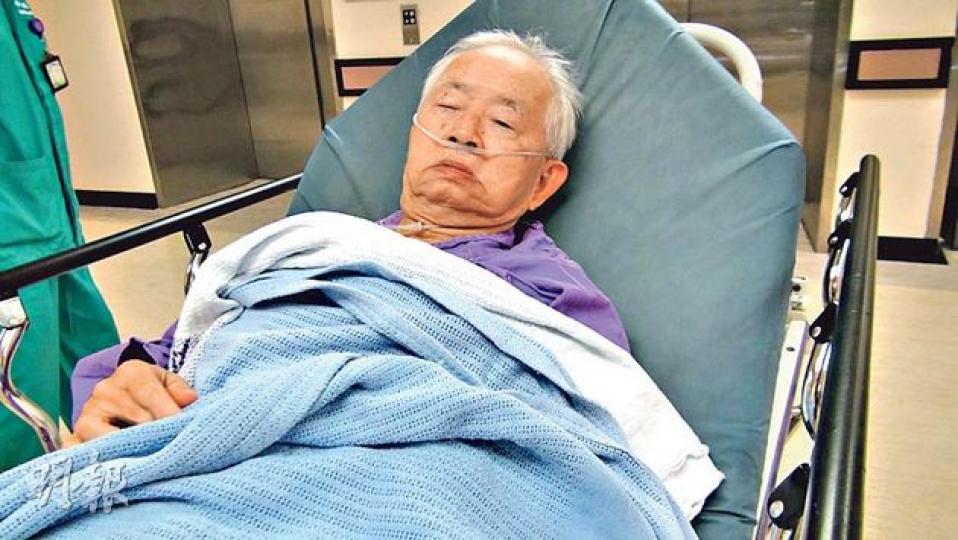 受關節痛困擾多年的老翁聽說游海水可治病,首次落海游泳便遇險,與大浪搏鬥多時獲救,送院時滿面疲憊。(林智傑攝)有份救人的徐先生擔心老翁抽筋遇溺,說如不盡快救老翁上岸便可能有危險,遂不等消防員到場便拋下救生圈救人。(林智傑攝) 受關節痛困擾多年的老翁聽說游海水可治病,首次落海游泳便遇險,與大浪搏鬥多時獲救,送院時滿面疲憊。(林智傑攝)有份救人的徐先生擔心老翁抽筋遇溺,說如不盡快救老翁上岸便可能有危險,遂不等消防員到場便拋下救生圈救人。(林智傑攝)