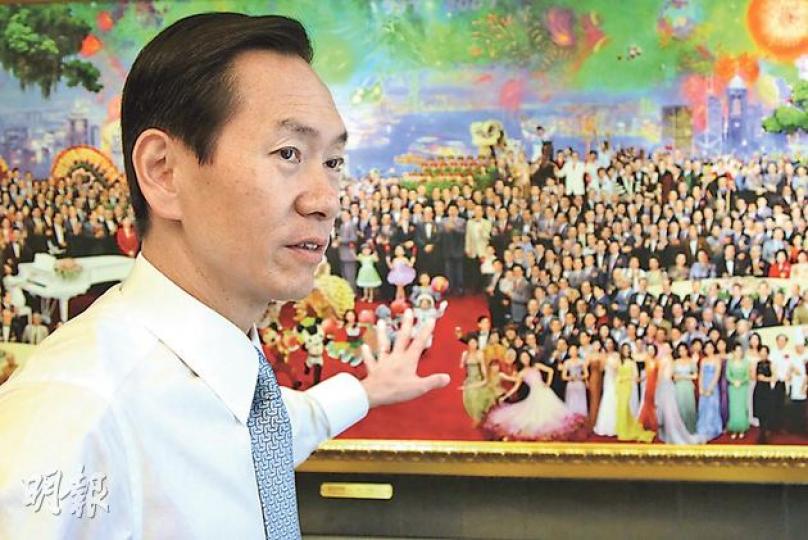 在大學修讀藝術的行會成員陳智思,公司掛滿不同畫作,包括圖中以祝賀回歸十周年為主題的《盛世明珠》畫作複製品。陳智思說,父親陳有慶、哥哥陳智文與他也同在畫中出現。(林俊源攝) 在大學修讀藝術的行會成員陳智思,公司掛滿不同畫作,包括圖中以祝賀回歸十周年為主題的《盛世明珠》畫作複製品。陳智思說,父親陳有慶、哥哥陳智文與他也同在畫中出現。(林俊源攝)