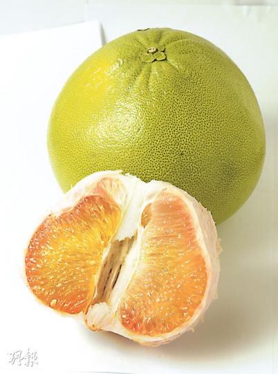 泰國金柚(林俊源、陳淑安攝)蝦子柚皮 - 經典粵菜蝦子柚皮,蝦子經大廚炒香調味,為柚皮提升不少味道層次。($168,d)(林俊源、陳淑安攝)柚子提味 - (左﹕燒赤陸壽司配柚子胡椒醬、右﹕右口魚邊壽司配柚子汁)柚子胡椒醬加鹽調配,提升燒赤陸鮮甜味。右口魚邊壽司以柚子汁調味,面層灑上柚子皮碎,散發柚子清香。(各$180/件,b)(林俊源、陳淑安攝)柚子大蝦沙律 - 泰國金柚取肉後拌入烤椰絲、花生粒、泰式沙律汁、青檸汁、魚露及辣椒,配澳洲大虎蝦,酸甜醒胃,是備受歡迎的泰式沙律之一。($138,a)( 泰國金柚(林俊源、陳淑安攝)蝦子柚皮 - 經典粵菜蝦子柚皮,蝦子經大廚炒香調味,為柚皮提升不少味道層次。($168,d)(林俊源、陳淑安攝)柚子提味 - (左﹕燒赤陸壽司配柚子胡椒醬、右﹕右口魚邊壽司配柚子汁)柚子胡椒醬加鹽調配,提升燒赤陸鮮甜味。右口魚邊壽司以柚子汁調味,面層灑上柚子皮碎,散發柚子清香。(各$180/件,b)(林俊源、陳淑安攝)柚子大蝦沙律 - 泰國金柚取肉後拌入烤椰絲、花生粒、泰式沙律汁、青檸汁、魚露及辣椒,配澳洲大虎蝦,酸甜醒胃,是備受歡迎的泰式沙律之一。($138,a)(
