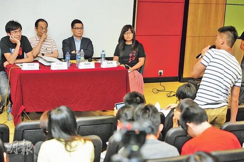 「幫港出聲」召集人之一何濼生教授(左二)昨日因要上課而遲到近1小時,及後何稱家中有很多問題要處理,以及有一名智障女兒,所以要提早離開。同場有社民連副主席吳文遠(左一)和佔中發起人陳健民(左三)。(尹錦恩攝) 「幫港出聲」召集人之一何濼生教授(左二)昨日因要上課而遲到近1小時,及後何稱家中有很多問題要處理,以及有一名智障女兒,所以要提早離開。同場有社民連副主席吳文遠(左一)和佔中發起人陳健民(左三)。(尹錦恩攝)