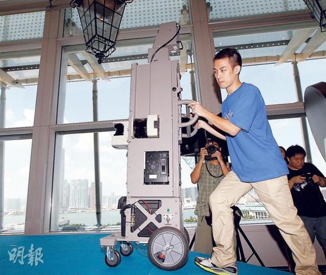 Google香港引入圖中的街景手推車,高2.6米,可由工作人員以人手推動及操作。手推車頂部為相機,可在正常室光下拍攝所經之處的室景。(李紹昌攝) Google香港引入圖中的街景手推車,高2.6米,可由工作人員以人手推動及操作。手推車頂部為相機,可在正常室光下拍攝所經之處的室景。(李紹昌攝)