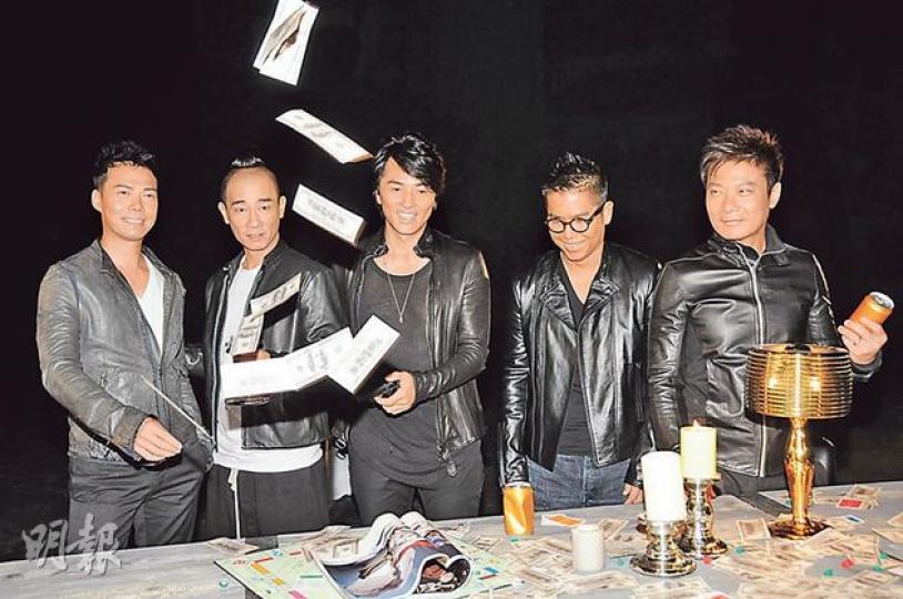 謝天華(左起)、陳小春、鄭伊健、林曉峰、錢嘉樂拍MV玩到癲。(攝影/記者:梁榮達) 謝天華(左起)、陳小春、鄭伊健、林曉峰、錢嘉樂拍MV玩到癲。(攝影/記者:梁榮達)