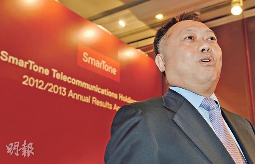 數碼通總裁黎大鈞直言,未來的經營環境有壓力,令集團需要削派息,去預留資金作日後投資。他又指出,政府要收回3G頻譜重拍,要電訊商多付錢去用頻譜為「抽水之舉」。(劉焌陶攝) 數碼通總裁黎大鈞直言,未來的經營環境有壓力,令集團需要削派息,去預留資金作日後投資。他又指出,政府要收回3G頻譜重拍,要電訊商多付錢去用頻譜為「抽水之舉」。(劉焌陶攝)