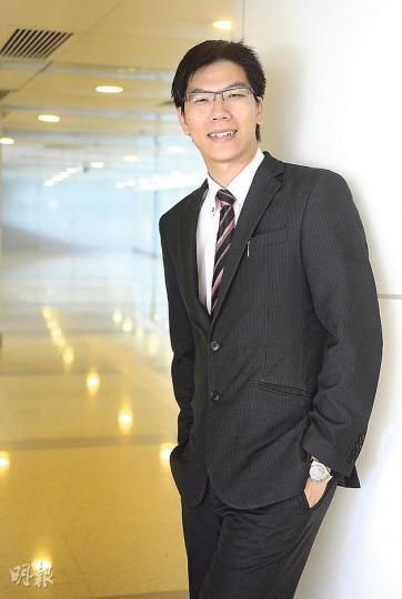 靠炒樓致富的「80後」吳龍飛認為,只要有心儲錢,「上車」並不是難如登天。(陳淑安攝) 靠炒樓致富的「80後」吳龍飛認為,只要有心儲錢,「上車」並不是難如登天。(陳淑安攝)