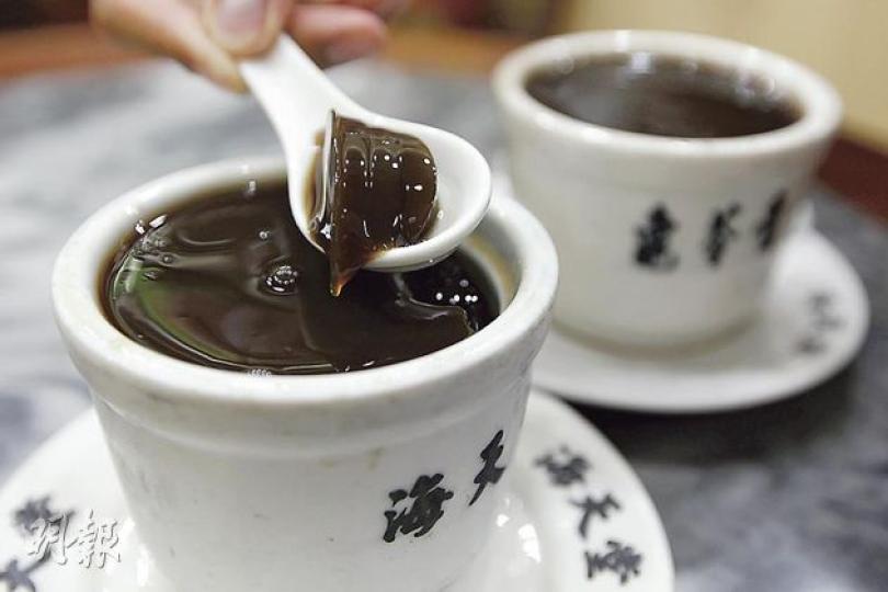 記者昨前往海天堂銅鑼灣分店買了一盅龜苓膏,並詢問店員有關龜苓膏「循環再用」指控,店員指未聽過公司有此做法。(李澤彤攝) 記者昨前往海天堂銅鑼灣分店買了一盅龜苓膏,並詢問店員有關龜苓膏「循環再用」指控,店員指未聽過公司有此做法。(李澤彤攝)