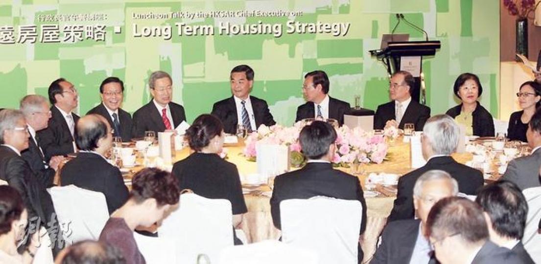 長策會上周公布報告,香港專業聯盟昨辦午餐會談長遠房屋策略,多名政策官員亦有出席。圖左四起為運輸及房屋局長張炳良;香港專業聯盟主席劉炳章;特首梁振英;建築、測量及都市規劃界立法會議員謝偉銓;運房局副局長邱誠武。(郭慶輝攝)(明報製圖) 長策會上周公布報告,香港專業聯盟昨辦午餐會談長遠房屋策略,多名政策官員亦有出席。圖左四起為運輸及房屋局長張炳良;香港專業聯盟主席劉炳章;特首梁振英;建築、測量及都市規劃界立法會議員謝偉銓;運房局副局長邱誠武。(郭慶輝攝)(明報製圖)