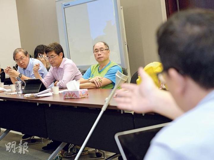 真普聯昨晚開例會,對於有建制派認為如果太多人去選特首會造成混亂,真普聯召集人鄭宇碩(左一)表示,一向都是提倡兩輪選舉,而且基於選舉策略,泛民陣營都不會派太多人出選,「最理想是派兩人出選」。(盧翊銘攝) 真普聯昨晚開例會,對於有建制派認為如果太多人去選特首會造成混亂,真普聯召集人鄭宇碩(左一)表示,一向都是提倡兩輪選舉,而且基於選舉策略,泛民陣營都不會派太多人出選,「最理想是派兩人出選」。(盧翊銘攝)