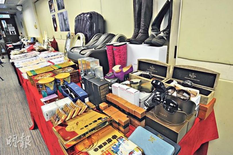 警方行動中檢獲大量假信用卡及多部製假卡工具,包括打印機和磁帶讀寫機,以及用假卡所購買的贓物。(樊銳昌攝)假卡集團女主犯昨由探員押到秀茂坪邨秀逸樓搜查。(樊銳昌攝) 警方行動中檢獲大量假信用卡及多部製假卡工具,包括打印機和磁帶讀寫機,以及用假卡所購買的贓物。(樊銳昌攝)假卡集團女主犯昨由探員押到秀茂坪邨秀逸樓搜查。(樊銳昌攝)