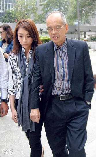 油尖旺區議員兼太平紳士仇振輝(右),昨由多名親友(左)陪同現身區院支持承認欺詐罪的女兒。離開法庭時仇振輝不發一言,其間有男親友多次推撞記者為仇振輝開路。(黃建邦攝) 油尖旺區議員兼太平紳士仇振輝(右),昨由多名親友(左)陪同現身區院支持承認欺詐罪的女兒。離開法庭時仇振輝不發一言,其間有男親友多次推撞記者為仇振輝開路。(黃建邦攝)