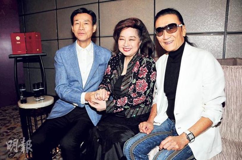 鄭少秋(左起)、徐小鳳與謝賢沒有湊成「嬲」字,反而好好傾。(攝影:梁迺楠) 鄭少秋(左起)、徐小鳳與謝賢沒有湊成「嬲」字,反而好好傾。(攝影:梁迺楠)