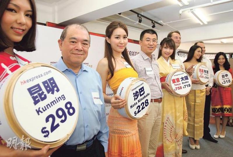 香港快運昨日開賣首批7條航線的機票,飛往東南亞、日本和台灣等,票價低至228元。機票一放售即大受歡迎,香港快運網站從昨日下午起持續「down機」數小時。圖為香港快運行政總裁石嘉利(左二)、總裁張強(左四)和副行政總裁Andrew Cowen(左六)。(林俊源攝) 香港快運昨日開賣首批7條航線的機票,飛往東南亞、日本和台灣等,票價低至228元。機票一放售即大受歡迎,香港快運網站從昨日下午起持續「down機」數小時。圖為香港快運行政總裁石嘉利(左二)、總裁張強(左四)和副行政總裁Andrew Cowen(左六)。(林俊源攝)