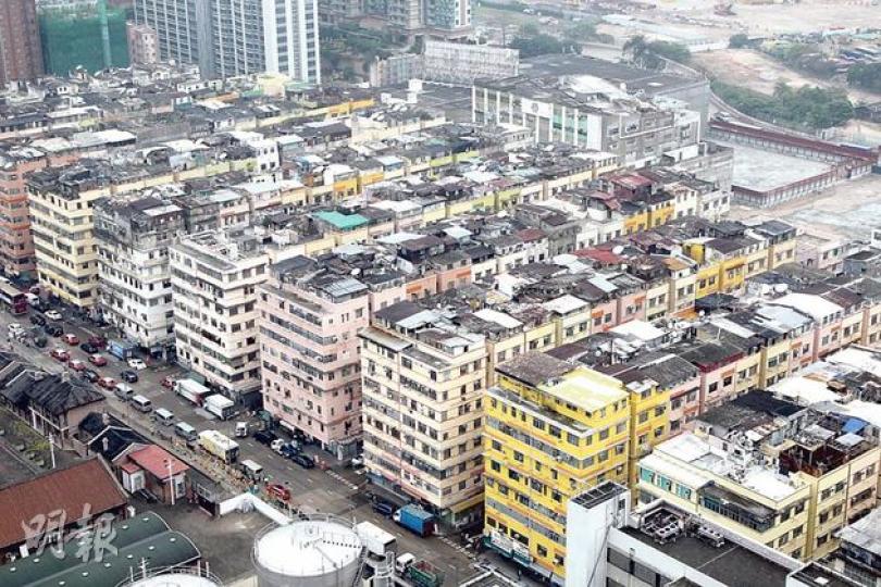 土瓜灣十三街唐樓群佔地30萬呎,涉2,000多伙,政府早前落區就重建諮詢公眾,刺激業主封盤,有實用面積80呎的劏房一年間加租近六成,呎價媲美同區私樓。(林俊源攝)陳惠娣兩母子受封盤潮影響,被迫遷離舊居,今年7月起租入鹿鳴街雙號一個高層劏房,租金開支大升八成,同樣150呎單位,月租3600元,實呎達24元。(林俊源攝) 土瓜灣十三街唐樓群佔地30萬呎,涉2,000多伙,政府早前落區就重建諮詢公眾,刺激業主封盤,有實用面積80呎的劏房一年間加租近六成,呎價媲美同區私樓。(林俊源攝)陳惠娣兩母子受封盤潮影響,被迫遷離舊居,今年7月起租入鹿鳴街雙號一個高層劏房,租金開支大升八成,同樣150呎單位,月租3600元,實呎達24元。(林俊源攝)