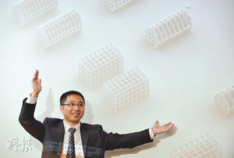 中大機械與自動化工程學系教授張立與海外科研人員合作研發微型醫療機械人,現已掌握以外在磁場操控機械人活動的技術,未來有望利用機械人於人體內將再生細胞及藥物傳送至特定部位作治療。(盧翊銘攝) 中大機械與自動化工程學系教授張立與海外科研人員合作研發微型醫療機械人,現已掌握以外在磁場操控機械人活動的技術,未來有望利用機械人於人體內將再生細胞及藥物傳送至特定部位作治療。(盧翊銘攝)