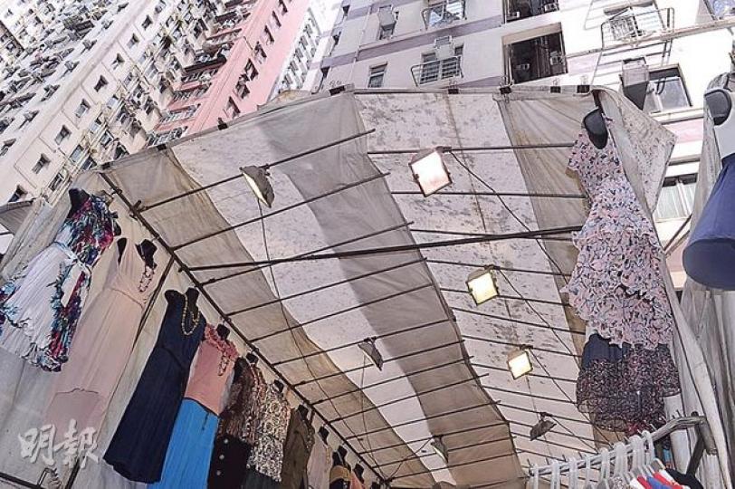 旺角通菜街多個排檔8日5遭投擲「墨水彈」,有排檔的帆布頂被染黑,部分貨物亦遭波及。(丁灝嵐攝)曾被「墨水彈」擲中的影碟排檔東主陳先生稱,警方破案令他很安心,讚揚警方「行動好迅速」。(丁灝嵐攝) 旺角通菜街多個排檔8日5遭投擲「墨水彈」,有排檔的帆布頂被染黑,部分貨物亦遭波及。(丁灝嵐攝)曾被「墨水彈」擲中的影碟排檔東主陳先生稱,警方破案令他很安心,讚揚警方「行動好迅速」。(丁灝嵐攝)
