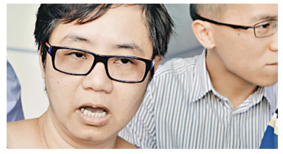 老婦黎群的媳婦關綺雯(左)在庭外說,醫院的配藥系統應有警示系統。(余俊亮攝) 老婦黎群的媳婦關綺雯(左)在庭外說,醫院的配藥系統應有警示系統。(余俊亮攝)