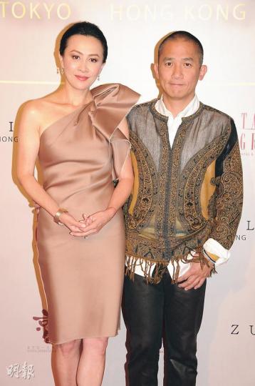 偉仔由早到晚都伴在嘉玲身邊,以行動證明兩人感情未受謠言影響。(攝影﹕鍾偉茵、孫華中)劉嘉玲感謝老公梁朝偉到場支持,兩人互相舉杯祝賀,恩愛盡在不言中。(攝影﹕鍾偉茵、孫華中)劉嘉玲悉心打扮兼出動私伙首飾行頭,當然成為全場焦點。(攝影﹕鍾偉茵、孫華中) 偉仔由早到晚都伴在嘉玲身邊,以行動證明兩人感情未受謠言影響。(攝影﹕鍾偉茵、孫華中)劉嘉玲感謝老公梁朝偉到場支持,兩人互相舉杯祝賀,恩愛盡在不言中。(攝影﹕鍾偉茵、孫華中)劉嘉玲悉心打扮兼出動私伙首飾行頭,當然成為全場焦點。(攝影﹕鍾偉茵、孫華中)