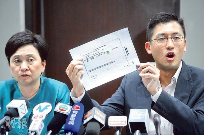 民主黨主席劉慧卿(左)和該黨總幹事、廉署前調查主任林卓廷昨表示,廉署檢討委員會報告顯示,湯顯明早前在立法會帳委會的陳述可能涉嫌發假誓,帳委會應考慮是否再傳召湯顯明作供,或轉介執法部門調查。(尹錦恩攝) 民主黨主席劉慧卿(左)和該黨總幹事、廉署前調查主任林卓廷昨表示,廉署檢討委員會報告顯示,湯顯明早前在立法會帳委會的陳述可能涉嫌發假誓,帳委會應考慮是否再傳召湯顯明作供,或轉介執法部門調查。(尹錦恩攝)