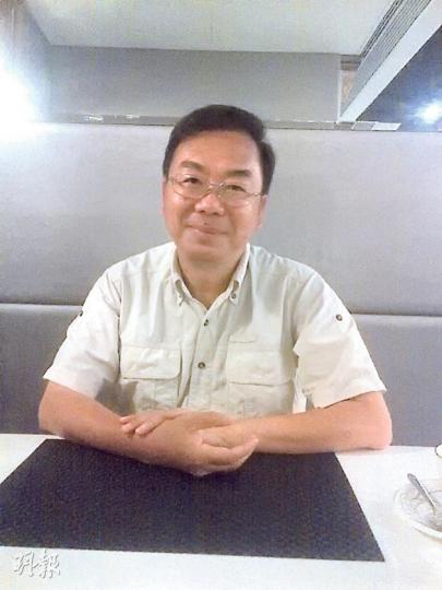 本報原約定民主黨張文光與學民思潮林朗彥對談,惟林於訪問前一日通知,暫覺得不適合與政黨人物對談。張文光在訪問中做足功課,引佛學大師一行禪師說話﹕「真正的對話,雙方也願意改變,我們必須相信真理要求諸我們圈子以外,而不是求諸圈子以內。假如我們認為真理全在我們這一邊,同時又安排與人對話,這是不真誠。」(梁卓怡攝) 本報原約定民主黨張文光與學民思潮林朗彥對談,惟林於訪問前一日通知,暫覺得不適合與政黨人物對談。張文光在訪問中做足功課,引佛學大師一行禪師說話﹕「真正的對話,雙方也願意改變,我們必須相信真理要求諸我們圈子以外,而不是求諸圈子以內。假如我們認為真理全在我們這一邊,同時又安排與人對話,這是不真誠。」(梁卓怡攝)