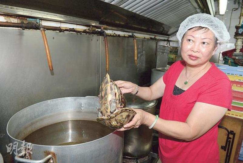 大家姐海天堂負責人吳玉娟昨邀傳媒參觀其生產龜苓膏的工場,力證其龜苓膏確有使用龜肉和龜殼及全在這工場人手製造。(劉焌陶攝) 曾與海天堂鬧雙胞的「大家姐海天堂」全港6間店舖,舖面連日來張貼「本港製造日日新鮮」和「不含防腐劑」標語以正視聽,又再發聲明與吳耀明的海天堂「劃清界線」。(劉焌陶攝) 大家姐海天堂負責人吳玉娟昨邀傳媒參觀其生產龜苓膏的工場,力證其龜苓膏確有使用龜肉和龜殼及全在這工場人手製造。(劉焌陶攝) 曾與海天堂鬧雙胞的「大家姐海天堂」全港6間店舖,舖面連日來張貼「本港製造日日新鮮」和「不含防腐劑」標語以正視聽,又再發聲明與吳耀明的海天堂「劃清界線」。(劉焌陶攝)