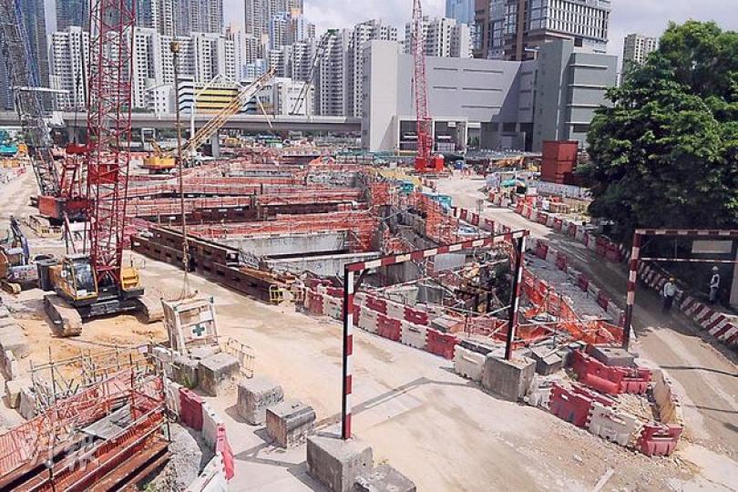 發現屍體地點為高鐵地盤一個連接地下隧道通風位內的地庫,地盤昨日繼續施工。(楊德銘攝) 發現屍體地點為高鐵地盤一個連接地下隧道通風位內的地庫,地盤昨日繼續施工。(楊德銘攝)