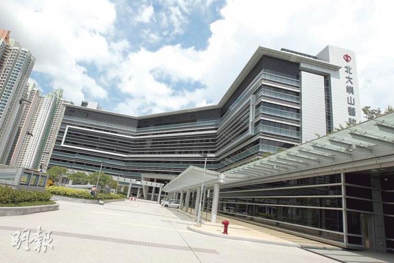 北大嶼山醫院樓高7層,最多人使用的急症室設於一樓,對外即是醫院平台,方便救護車直達,平台亦設有的士站及私家車位。市民若乘搭巴士到醫院,則要在逸東邨下車步行至少5分鐘,再乘扶手電梯在另一大門進入。(李紹昌攝) (明報製圖) 北大嶼山醫院樓高7層,最多人使用的急症室設於一樓,對外即是醫院平台,方便救護車直達,平台亦設有的士站及私家車位。市民若乘搭巴士到醫院,則要在逸東邨下車步行至少5分鐘,再乘扶手電梯在另一大門進入。(李紹昌攝) (明報製圖)