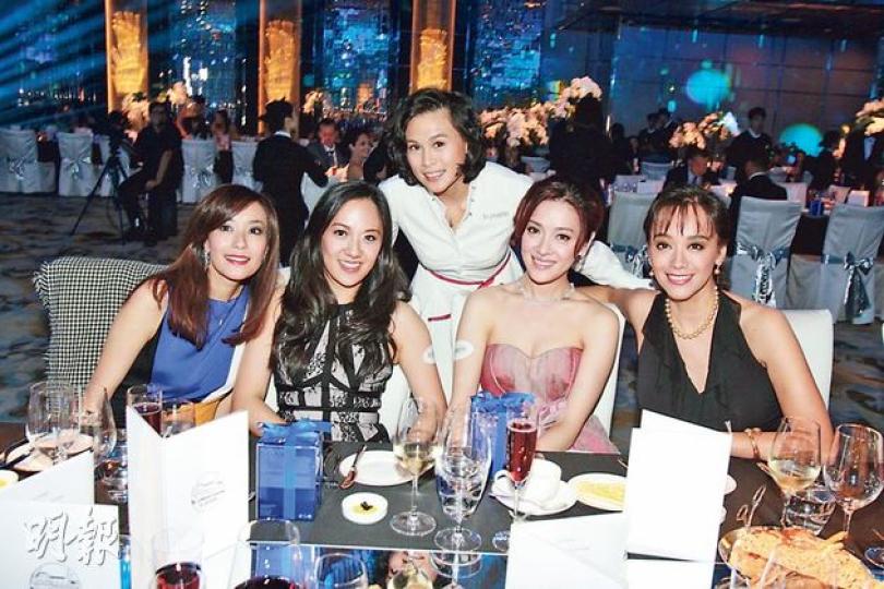 張燊悅、周黃泳霖、趙式芝、向海嵐及郭秀雲盛裝打扮出席,猶如在深海中蕩漾的美人魚。(攝影:梁碧玲) 大會特意安排了培訓經理馬瑞琦細意講解,讓現場嘉賓體驗新產品的滋潤幼滑質感。(攝影:梁碧玲) 品牌請來舞蹈家黃蕊表演,嘉賓看得投入,可會腳癢癢想起身共舞?(攝影:梁碧玲) 張燊悅、周黃泳霖、趙式芝、向海嵐及郭秀雲盛裝打扮出席,猶如在深海中蕩漾的美人魚。(攝影:梁碧玲) 大會特意安排了培訓經理馬瑞琦細意講解,讓現場嘉賓體驗新產品的滋潤幼滑質感。(攝影:梁碧玲) 品牌請來舞蹈家黃蕊表演,嘉賓看得投入,可會腳癢癢想起身共舞?(攝影:梁碧玲)