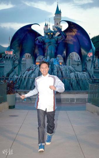 張智霖人氣強盛,前晚到迪士尼為活動揭幕。(攝影/記者﹕陳釗) 張智霖每到之處都吸引粉絲圍觀。(攝影/記者﹕陳釗) Cool魔與樂園一眾「鬼怪」合照。(攝影/記者﹕陳釗) 張智霖人氣強盛,前晚到迪士尼為活動揭幕。(攝影/記者﹕陳釗) 張智霖每到之處都吸引粉絲圍觀。(攝影/記者﹕陳釗) Cool魔與樂園一眾「鬼怪」合照。(攝影/記者﹕陳釗)