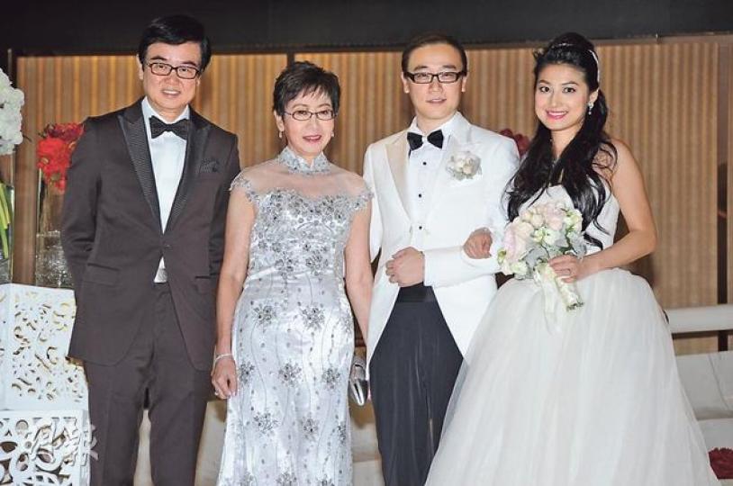 黃百鳴跟太太對新抱非常滿意，祝福一對新人早生貴子。（攝影﹕鍾偉茵）林峯跟女友吳千語以情侶色系服裝到場，恩愛非常。（攝影﹕鍾偉茵）「宇宙最強」甄子丹百忙中抽空到賀，令之前跟黃百鳴鬧翻的傳聞不攻自破。（攝影﹕鍾偉茵）熊黛林獲黃百鳴賞識擔任電影女主角，當然要到場賀一賀。（攝影﹕鍾偉茵）任達華到場，搞笑擺出葉問的招牌動作賀黃百鳴。（攝影﹕鍾偉茵）電影界好友施南生是黃百鳴多年來的好友。（攝影﹕鍾偉茵）陳志雲跟呂良偉分別獨自到場。（攝影﹕鍾偉茵）陳志雲（攝影﹕鍾偉茵）狄龍跟太太拖手到賀。（攝影﹕鍾偉茵）久未