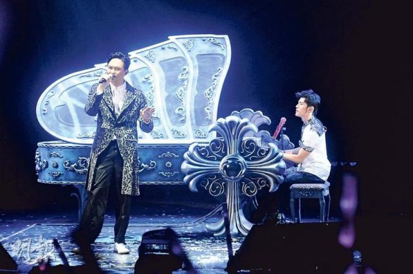張智霖跟周杰倫首次同台，在周杰倫的伴奏下唱出《安靜》一曲。（攝影：孫華中）二人化身Captain Cool及Captain Jay合唱《歲月如歌》，掀起高潮。（攝影：孫華中）ChiLam跟Jay自拍完興奮到手舞足蹈，儼如小粉絲一樣孩子氣。（攝影：孫華中）Jay怕惡心不敢露太多，一首歌時間適可而止。（攝影：孫華中）以過億台幣打造的3D鄧麗君跟周杰倫隔空合唱，可惜部分歌迷因角度問題看不到。（攝影：孫華中）