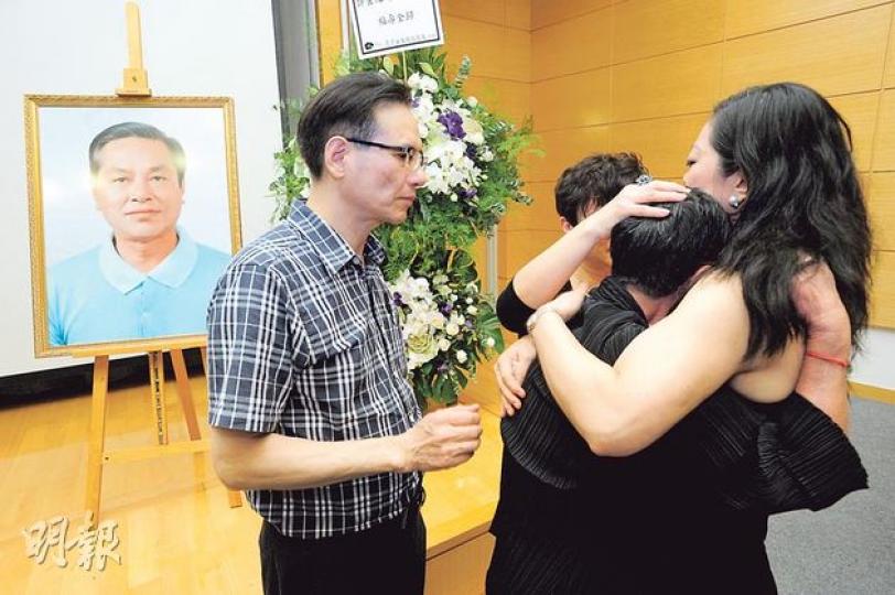 「維園阿伯」許金池上月底不敵癌魔離世,並無私捐出遺體予港大醫學院,成為醫科生的「大體老師」。與許伯認識多年的城市論壇主持謝志峰(左)昨出席追思會時,許伯妻子一時悲從中來,與三女許美茵(長髮者)相擁痛哭。(尹錦恩攝)許伯活躍城市論壇逾20年,更是1992年民建聯創黨黨員之一,民建聯主席譚耀宗(圖)、前主席兼立法會主席曾鈺成,昨亦有出席其追思會,哀悼多年友好離世。(尹錦恩攝) 「維園阿伯」許金池上月底不敵癌魔離世,並無私捐出遺體予港大醫學院,成為醫科生的「大體老師」。與許伯認識多年的城市論壇主持謝志峰(左)昨出席追思會時,許伯妻子一時悲從中來,與三女許美茵(長髮者)相擁痛哭。(尹錦恩攝)許伯活躍城市論壇逾20年,更是1992年民建聯創黨黨員之一,民建聯主席譚耀宗(圖)、前主席兼立法會主席曾鈺成,昨亦有出席其追思會,哀悼多年友好離世。(尹錦恩攝)