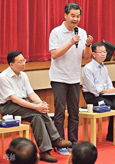 特首梁振英昨到灣仔出席論壇,場內多是「梁粉」和建制派區議員,議題主要圍繞地區事務,氣氛明顯較上兩次論壇和諧,官員發言時屢被掌聲中斷(圖A),梁形容論壇秩序「一場比一場好」。而他昨則穿了一雙「滑板仔」品牌布鞋(圖B)。(余俊亮攝)個半小時論壇一票難求,但不少入場者卻在場內打瞌睡。(余俊亮攝)(明報製圖) 特首梁振英昨到灣仔出席論壇,場內多是「梁粉」和建制派區議員,議題主要圍繞地區事務,氣氛明顯較上兩次論壇和諧,官員發言時屢被掌聲中斷(圖A),梁形容論壇秩序「一場比一場好」。而他昨則穿了一雙「滑板仔」品牌布鞋(圖B)。(余俊亮攝)個半小時論壇一票難求,但不少入場者卻在場內打瞌睡。(余俊亮攝)(明報製圖)