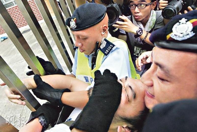 一名白衣男子(中)昨在鄧肇堅中學大閘外「默站」抗議,其間雙手抱緊大閘不肯離開,終由數名警員強行拉走。由於他身形較大,警員抬走他一段路後無力再前行,故把他放在馬路近行人路旁邊。他後來指被「插鼻」。(李澤彤攝)愛港之聲前成員傅振中(白衫)與社民連成員黃浩銘(紅衫)昨在場外一度發生推撞,兩人面貼面對峙,黃浩銘說掩鼻非因對方有口氣,而是不滿對方的說話內容,形容這是「口臭」,希望對方「讀多點書」。(李澤彤攝) 一名白衣男子(中)昨在鄧肇堅中學大閘外「默站」抗議,其間雙手抱緊大閘不肯離開,終由數名警員強行拉走。由於他身形較大,警員抬走他一段路後無力再前行,故把他放在馬路近行人路旁邊。他後來指被「插鼻」。(李澤彤攝)愛港之聲前成員傅振中(白衫)與社民連成員黃浩銘(紅衫)昨在場外一度發生推撞,兩人面貼面對峙,黃浩銘說掩鼻非因對方有口氣,而是不滿對方的說話內容,形容這是「口臭」,希望對方「讀多點書」。(李澤彤攝)