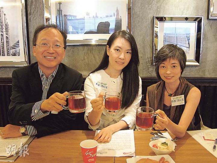 大家樂集團總監熊子弦(左)話,上周二起喺10間分店提供來自斯里蘭卡嘅公平貿易果茶。右為香港公平貿易聯盟創會主席梁佩鳳。(錢瑋琪攝) 大家樂集團總監熊子弦(左)話,上周二起喺10間分店提供來自斯里蘭卡嘅公平貿易果茶。右為香港公平貿易聯盟創會主席梁佩鳳。(錢瑋琪攝)