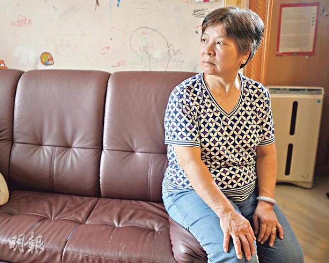 在南丫島海難中失去幼女劉文麗和女婿,劉太不時想起愛逗人歡喜的女兒在家過節的熱鬧情况。臨近中秋家中更感冷清,劉太坦言有時候一個人會胡思亂想。 (葉家豪攝) 在南丫島海難中失去幼女劉文麗和女婿,劉太不時想起愛逗人歡喜的女兒在家過節的熱鬧情况。臨近中秋家中更感冷清,劉太坦言有時候一個人會胡思亂想。 (葉家豪攝)