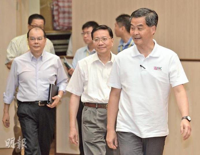 行政長官梁振英(右一)昨日到灣仔鄧肇堅中學,第三度出席地區論壇。他會後主動表示,香港不需要英國政府和任何其他外國政府在香港2017年普選行政長官的問題上,以及任何其他政制改革問題上的支持。(盧翊銘攝) 行政長官梁振英(右一)昨日到灣仔鄧肇堅中學,第三度出席地區論壇。他會後主動表示,香港不需要英國政府和任何其他外國政府在香港2017年普選行政長官的問題上,以及任何其他政制改革問題上的支持。(盧翊銘攝)