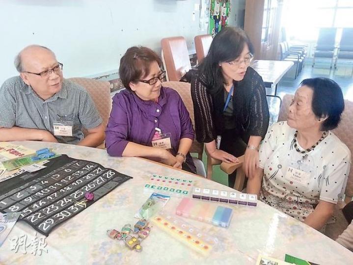 黃太(左二)與黃先生(左一)長年於外國生活,忽略了八旬母親的認知障礙症病情,他們近年回港居住,並成為義工,以特製的藥盒及貼上彩色貼紙的特製鎖匙(桌上物品),助老人改善記性。圖右二為葵涌醫院老齡精神科病房經理劉景君,右一是經常遺失鎖匙的秀玲婆婆。(梁杏怡攝) 黃太(左二)與黃先生(左一)長年於外國生活,忽略了八旬母親的認知障礙症病情,他們近年回港居住,並成為義工,以特製的藥盒及貼上彩色貼紙的特製鎖匙(桌上物品),助老人改善記性。圖右二為葵涌醫院老齡精神科病房經理劉景君,右一是經常遺失鎖匙的秀玲婆婆。(梁杏怡攝)