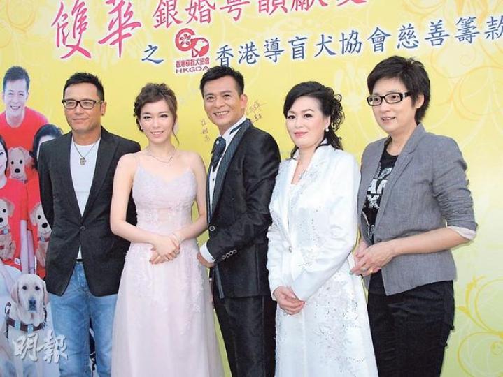 黃日華(中)與梁潔華(右二)偕同女兒黃芷晴(左二)慶祝銀婚紀念,苗僑偉及戚美珍抽空到賀。(攝影/記者:李潔盈) 黃日華(中)與梁潔華(右二)偕同女兒黃芷晴(左二)慶祝銀婚紀念,苗僑偉及戚美珍抽空到賀。(攝影/記者:李潔盈)