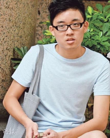 劉先生認為,4K電視能提供較佳的視聽享受,故對他而言有一定的吸引力。他坦言,倘財力許可,更情願花5萬至6萬港元在港購買國際品牌的4K電視,而非較便宜的國產貨,始終「一分錢、一分貨」。(劉焌陶攝)郭小姐表示,對4K電視或者超高清規格的認識不深,又指普通人未必需要這種高清晰度的電視,又指4K價位始終太高,難吸引消費者。(劉焌陶攝) 劉先生認為,4K電視能提供較佳的視聽享受,故對他而言有一定的吸引力。他坦言,倘財力許可,更情願花5萬至6萬港元在港購買國際品牌的4K電視,而非較便宜的國產貨,始終「一分錢、一分貨」。(劉焌陶攝)郭小姐表示,對4K電視或者超高清規格的認識不深,又指普通人未必需要這種高清晰度的電視,又指4K價位始終太高,難吸引消費者。(劉焌陶攝)