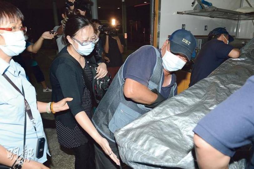 粵劇名伶林錦堂猝死,終年65歲,遺體昨由醫院舁往殮房期間,林太(左一)含淚步近輕撫載着丈夫遺體的鐵箱說﹕「安心上路啦……」(黃梓烜攝) 粵劇名伶林錦堂猝死,終年65歲,遺體昨由醫院舁往殮房期間,林太(左一)含淚步近輕撫載着丈夫遺體的鐵箱說﹕「安心上路啦……」(黃梓烜攝)