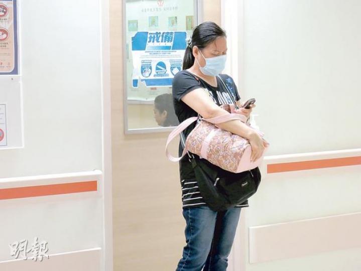 周日遇溺的12歲「小蛙王」邱梓霖,昨日雖已回復清醒,惟情况仍然危殆,其母探望兒子後站在病房門外一臉愁容。(林耀華攝) 周日遇溺的12歲「小蛙王」邱梓霖,昨日雖已回復清醒,惟情况仍然危殆,其母探望兒子後站在病房門外一臉愁容。(林耀華攝)